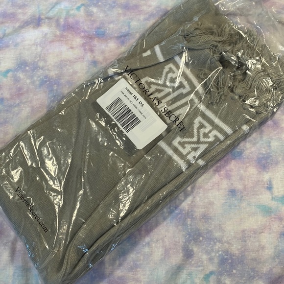 🤍🪲[ VS PINK ] Logo Fringe Scarf - Picture 2 of 7